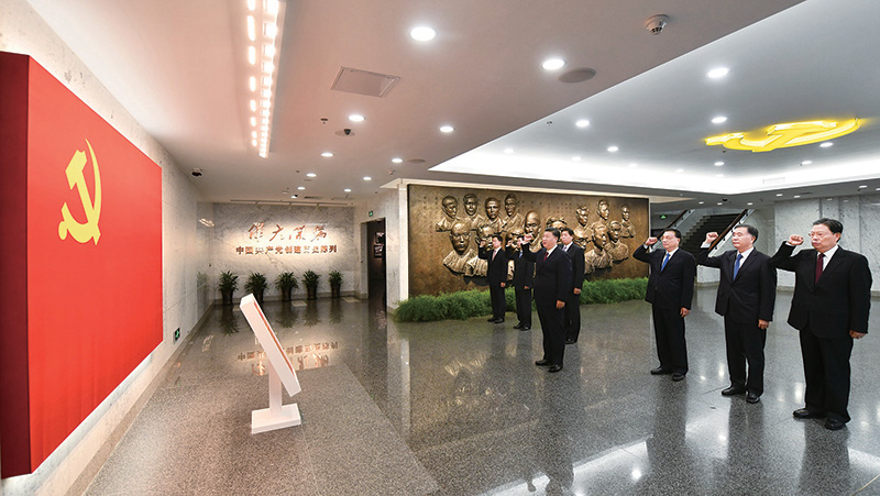 2017年10月31日，中共中央總書記、國家主席、中央軍委主席習近平帶領(lǐng)中共中央政治局常委李克強、栗戰(zhàn)書、汪洋、王滬寧、趙樂際、韓正，瞻仰上海中共一大會址和浙江嘉興南湖紅船。這是31日上午，在上海中共一大會址紀念館，習近平帶領(lǐng)其他中共中央政治局常委同志一起重溫入黨誓詞。 